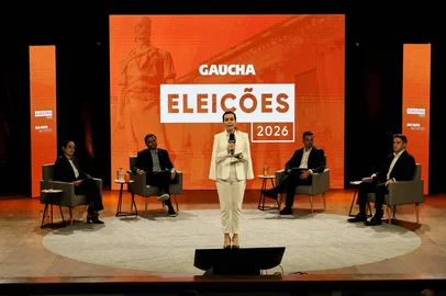 PORTO ALEGRE, RS, BRASIL, 06-08-2026: Debate com os principais candidatos ao governo do Rio Grande do Sul promovido pela Rádio Gaúcha no Teatro da Pucrs. Participam Gabriel Souza (MDB), Juliana Brizola (PDT), Luciano Zucco (PL) e Marcelo Maranata (PSDB). Evento dá início à cobertura oficial do pleito estadual de 2026. Foto: Renan Mattos/ Grupo RBS<!-- NICAID(16341435) -->