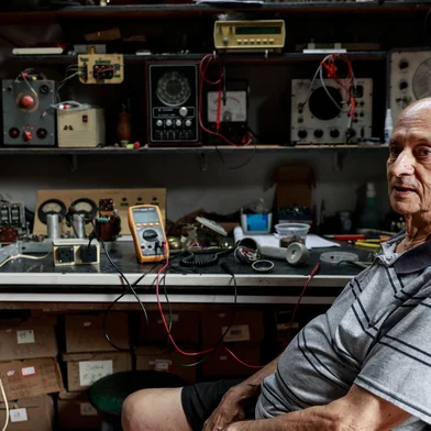 PORTO ALEGRE, RS, BRASIL, 29-01-2026: Geladeiras, rádios, televisores e outros eletrodomésticos antigos ainda funcionam em muitas casas e alimentam a percepção de que “antigamente tudo durava mais”. Na foto: Volnei Boese da Rocha, restaurador que trabalha com equipamentos antigos. (Foto: André Ávila/Agência RBS)Indexador: Andre Avila<!-- NICAID(16214336) -->