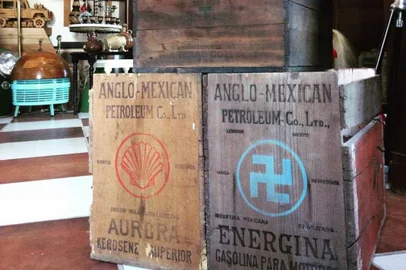 Produtos vendidas na Casa do Cacaredo, em POA. Suástica era usada por petroleira da Shell até 1933.<!-- NICAID(15213467) -->