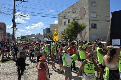 Bloco de Rua em Pelotas<!-- NICAID(16220860) -->