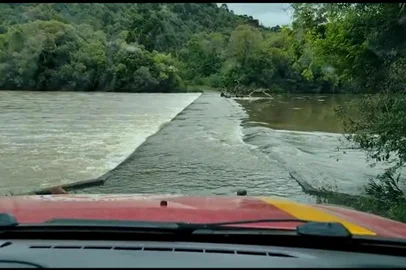 Um homem de 33 anos desapareceu após a caminhonete em que estava ter caído no Rio Pelotas, entre os municípios de São José dos Ausentes (RS) e São Joaquim (SC), na noite de sábado (9). Uma jovem de 23 anos, natural de Caxias do Sul, também estava no veículo, mas conseguiu se salvar. Os bombeiros de Vacaria, São Joaquim e Lages (SC) realizam buscas no rio para encontrar o homem neste domingo (10).<!-- NICAID(14911750) -->