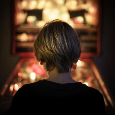 Criança jogando fliperama; pinball; jogo. Foto: Nicolas Viard  / stock.adobe.comFonte: 288166380<!-- NICAID(15435669) -->