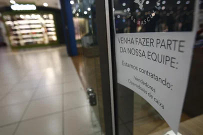 Porto Alegre, RS, Brasil,11/11/2022 -De acordo com uma pesquisa da Fecomercio-RS, com 385 estabelecimentos do Estado, 55,2% deles devem contratar temporários neste final de ano. Foto: Jonathan Heckler / Agencia RBS<!-- NICAID(15262624) -->
