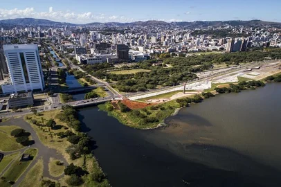 Mancha escura a partir da foz do Dilúvio