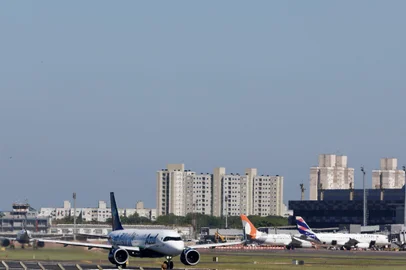 PORTO ALEGRE, RS, BRASIL - Primeira decolagem do Aeroporto Salgado filho após as enchentes. FOTO: JEFFERSON BOTEGA, AGÊNCIA RBSIndexador: jeff botega<!-- NICAID(15895228) -->
