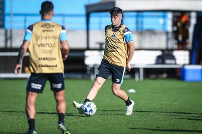 RS - FUTEBOL/ TREINO GREMIO 2023 - ESPORTES - Jogadores do Gremio realizam treino técnico durante a tarde desta quinta-feira, no CT Luiz Carvalho, na preparação para a partida valida pelo Campeonato Brasileiro 2023. FOTO: LUCAS UEBEL/GREMIO FBPALucas Besozzi