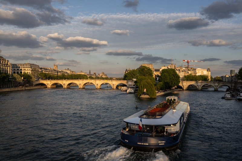 A boat cruises along the river Seine near Pont Neuf at sunset, in Paris, on April 23, 2024. (Photo by Martin BUREAU / AFP)Editoria: LIFLocal: ParisIndexador: MARTIN BUREAUSecao: tourismFonte: AFPFotógrafo: STF<!-- NICAID(15743267) -->