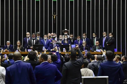 Deputados de oposiÃ§Ã£o ocupam Mesa Diretora da CÃ¢mara dos Deputados. O grupo promete permanecer no local atÃ© que a Casa dÃª uma ârespostaâ Ã  prisÃ£o e Ã s demais sanÃ§Ãµes impostas pelo ministro do Supremo Tribunal Federal (STF) ao ex-presidente Jair Bolsonaro.Participam:deputado Mario Frias (PL-SP);deputado ZÃ© Medeiros (PL-MT);lÃ­der do PL na CÃ¢mara dos Deputados, deputado SÃ³stenes Cavalcanti (PL-RJ);lÃ­der da oposiÃ§Ã£o na CÃ¢mara dos Deputados,  deputado Luciano Zucco (PL-RS);deputada Caroline de Toni (PL-SC);deputado Marcos Feliciano (PL-SP); deputado Domingos SÃ¡vio (PL-MG);deputado Marcel van Hattem (Novo-RS);deputado ZÃ© Trovao (PL-SC).Foto: Saulo Cruz/AgÃªncia SenadoLocal: BrasÃ­liaIndexador: Saulo CruzFonte: AgÃªncia SenadoFotógrafo: sc<!-- NICAID(16095112) -->