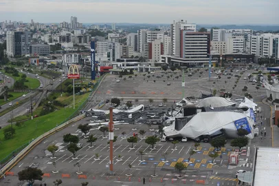 Com área de estacionamento isolada, funcionários trabalham em escombros de mostra que desabou em Caxias do Sul. Incidente foi registrado no final da tarde de sexta-feira, após chuva e vento forte<!-- NICAID(15627891) -->