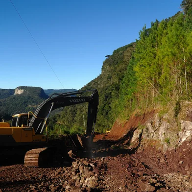 CAXIAS DO SUL, RS, BRASIL, 01/07/2024. A reportagem percorreu parte da Estrada Municipal Luiz Daneluz, que liga Vila Oliva (até a Ponte do Raposo) a Gramado, para conferir as condições da via após os estragos causados pela chuva. (Bruno Todeschini/Agência RBS)Indexador: BTK<!-- NICAID(15802381) -->