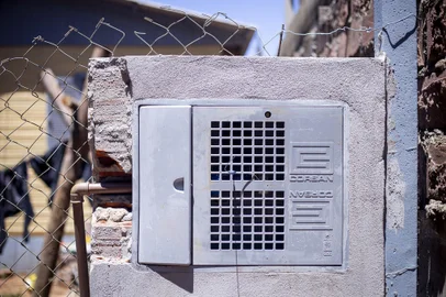 Corsan leva água a comunidade que aguardava abastecimento há mais de 40 anosA Corsan iniciou, em janeiro, as ligações da rede de água a residências da Vila Perimetral, em Estância Velha. Há mais de 40 anos os moradores aguardavam por essa obra, que vai levar qualidade de vida para mais de 50 famílias. Logo depois das primeiras interligações, a água tratada já começou a chegar a algumas casas, com boa pressão. Fotos: Matheus Pé/ESPECIALIndexador: Marina Ceresa<!-- NICAID(15671086) -->