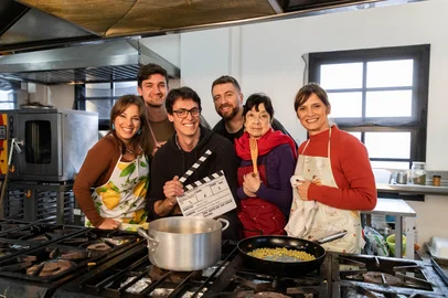 Criada e produzida em Caxias do Sul (RS), a série de comédia "Visite Nossa Cozinha" é o primeiro lançamento do Biruta, novo canal de humor da produtora balão.. Com episódios curtos e narrativa contínua, o projeto estreou nas redes sociais com o episódio piloto "Quem é quem". A proposta satiriza os populares realities de competição culinária com personagens desastrados, improviso e muita cara-de-pau.<!-- NICAID(16096406) -->
