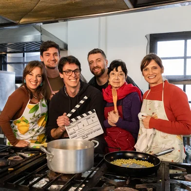 Criada e produzida em Caxias do Sul (RS), a série de comédia "Visite Nossa Cozinha" é o primeiro lançamento do Biruta, novo canal de humor da produtora balão.. Com episódios curtos e narrativa contínua, o projeto estreou nas redes sociais com o episódio piloto "Quem é quem". A proposta satiriza os populares realities de competição culinária com personagens desastrados, improviso e muita cara-de-pau.<!-- NICAID(16096406) -->