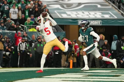 PHILADELPHIA, PENNSYLVANIA - JANUARY 11: Demarcus Robinson #5 of the San Francisco 49ers catches a touchdown against Quinyon Mitchell #27 of the Philadelphia Eagles during the first quarter in the NFC Wild Card Playoff game at Lincoln Financial Field on January 11, 2026 in Philadelphia, Pennsylvania.   Mitchell Leff/Getty Images/AFP (Photo by Mitchell Leff / GETTY IMAGES NORTH AMERICA / Getty Images via AFP)<!-- NICAID(16203821) -->