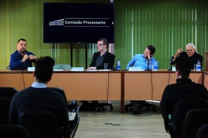 CAXIAS DO SUL, RS, BRASIL, 01/07/2023. Oitivas da Comissão Processante, que apura pedido de cassação do mandato do vereador Lucas Caregnato/PT. A denúncia é dequebra de decoro parlamentar durante audiência pública da noite de 25 de abril, na prefeitura, que tratou sobre a ocupação do complexo da Maesa e envolveu a chefe de Gabinete do Executivo, Grégora Fortuna dos Passos. As audições acontecerão na Sala das Comissões Vereadora Geni Peteffi. A Comissão Processante é presidida pelo vereador Alexandre Bortoluz (PP) e tem como relator Sandro Fantinel (PL). O grupo é formado ainda pelo vereador Clóvis Xuxa (PTB). Na foto, vereador Lucas Caregnato. (Porthus Junior/Agência RBS)<!-- NICAID(15472515) -->