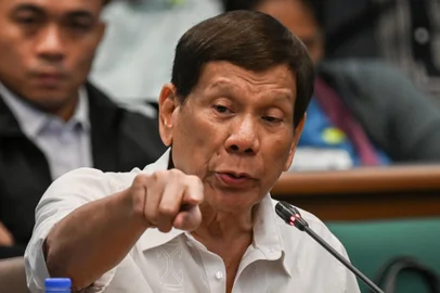 Former Philippine president Rodrigo Duterte gestures as he attends a senate probe on the drug war during his administration, in Manila on October 28, 2024. Former Philippine president Rodrigo Duterte strongly defended his deadly drug war as he testified October 28 at a senate probe of the crackdown. Police said the campaign left more than 6,000 people dead, but rights groups estimate tens of thousands of mostly poor men were killed by officers and vigilantes, often without proof they were linked to drugs. (Photo by JAM STA ROSA / AFP)Editoria: POLLocal: ManilaIndexador: JAM STA ROSASecao: human rightsFonte: AFPFotógrafo: STR<!-- NICAID(15900846) -->