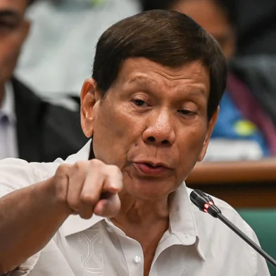 Former Philippine president Rodrigo Duterte gestures as he attends a senate probe on the drug war during his administration, in Manila on October 28, 2024. Former Philippine president Rodrigo Duterte strongly defended his deadly drug war as he testified October 28 at a senate probe of the crackdown. Police said the campaign left more than 6,000 people dead, but rights groups estimate tens of thousands of mostly poor men were killed by officers and vigilantes, often without proof they were linked to drugs. (Photo by JAM STA ROSA / AFP)Editoria: POLLocal: ManilaIndexador: JAM STA ROSASecao: human rightsFonte: AFPFotógrafo: STR<!-- NICAID(15900846) -->