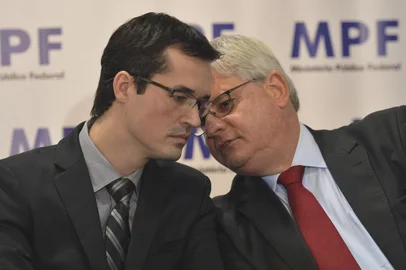 Cerimônia de devolução a Petrobras de valores recuperados pela Operação Lavajato. E/D: Deltan Dallagnol, coordenador da Operação e o procurador Rodrigo Janot (José Cruz/Agência Brasil)<!-- NICAID(15170730) -->