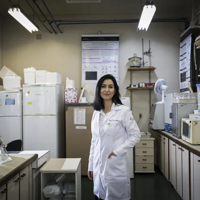 Porto Alegre, RS, Brasil, 06-12-2023: A cientista Jade de Oliveira, professora da Ufrgs, no Labimn (Laboratório de Investigação em Desordens Metabólicas e Doenças Neurodegenerativas), no Departamento de Bioquímica da universidade. Com a pesquisa que ela desenvolve, venceu o prêmio Mulheres na Ciência 2023. Foto: Mateus Bruxel / Agência RBSIndexador: Mateus Bruxel<!-- NICAID(15618203) -->