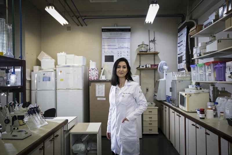 Porto Alegre, RS, Brasil, 06-12-2023: A cientista Jade de Oliveira, professora da Ufrgs, no Labimn (Laboratório de Investigação em Desordens Metabólicas e Doenças Neurodegenerativas), no Departamento de Bioquímica da universidade. Com a pesquisa que ela desenvolve, venceu o prêmio Mulheres na Ciência 2023. Foto: Mateus Bruxel / Agência RBSIndexador: Mateus Bruxel<!-- NICAID(15618203) -->
