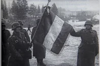 CAXIAS DO SUL, RS, BRASIL, 11/09/2026. Historiadora de caxiense, Franciele Becher, lança livro sobre a ocupação nazista na França. Reprodução da página 139 do livro "Sob a Sombra da Suástica". Combatentes da LVF no front oriental, com a bandeira tricolor da organização em novembro de 1941. (Reprodução)<!-- NICAID(16364188) -->