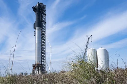 SpaceX's first orbital Starship SN20 is stacked atop its massive Super Heavy Booster 4 at the company's Starbase facility near Boca Chica Village in South Texas on February 10, 2022. - Elon Musk's SpaceX has reassembled the world's tallest rocket ahead of a highly anticipated update on the company's Starship program in South Texas. (Photo by JIM WATSON / AFP)Editoria: SCILocal: Boca Chica and Medford ColoniaIndexador: JIM WATSONSecao: space programmeFonte: AFPFotógrafo: STF<!-- NICAID(15090921) -->