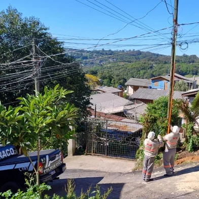 Duas pessoas são presas em operação da Polícia Civil de CaxiasUma operação da Polícia Civil de Caxias do Sul, nomeada de Rédeas Curtas, prendeu duas pessoas na manhã desta quinta-feira (25). Foram cumpridos sete mandados de busca e de apreensão relacionados ao crime de tráfico de drogas. Uma mulher de 41 anos foi presa no bairro Monte Carmelo por furto de energia elétrica em uma moradia. Após o pagamento da fiança, a ela foi solta e responderá em liberdade.<!-- NICAID(16132454) -->