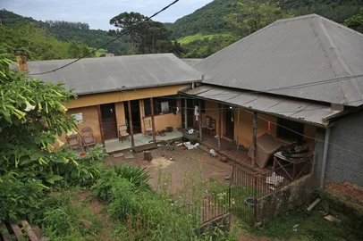 CAXIAS DO SUL, RS, BRASIL, 18/10/2024. Comunidade indígena que vive em Forqueta. Como está a situação dos índios que foram retirados de suas residências, em função das chuvas, e alocados para casas localizadas próximas da UBS Forqueta. Na foto, aldeia indígena que está interditada.  (Porthus Junior/Agência RBS)Indexador: Porthus JUNIOR<!-- NICAID(15893816) -->