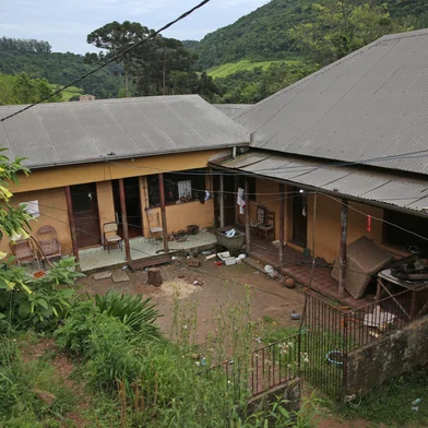 CAXIAS DO SUL, RS, BRASIL, 18/10/2024. Comunidade indígena que vive em Forqueta. Como está a situação dos índios que foram retirados de suas residências, em função das chuvas, e alocados para casas localizadas próximas da UBS Forqueta. Na foto, aldeia indígena que está interditada.  (Porthus Junior/Agência RBS)Indexador: Porthus JUNIOR<!-- NICAID(15893816) -->