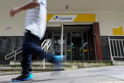 CAXIAS DO SUL, RS, BRASIL, 20/12/2022. Reportagem sobre o movimento em alguns dos centros de distribuição de mercadorias de Caxias do Sul, em razão da proximidade do Natal. Na foto, agência dos correios na região central da cidade. (Bruno Todeschini/Agência RBS)Indexador: BTK<!-- NICAID(15300231) -->