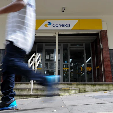 CAXIAS DO SUL, RS, BRASIL, 20/12/2022. Reportagem sobre o movimento em alguns dos centros de distribuição de mercadorias de Caxias do Sul, em razão da proximidade do Natal. Na foto, agência dos correios na região central da cidade. (Bruno Todeschini/Agência RBS)Indexador: BTK<!-- NICAID(15300231) -->