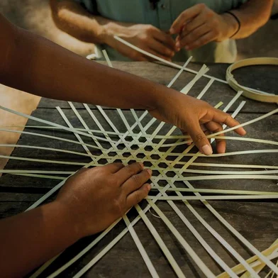 O designer Tiago Barbosa percorre comunidades indígenas em busca de trocas sobre fazeres manuais e design<!-- NICAID(15073403) -->