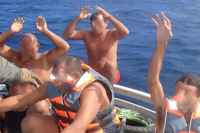 Três brasileiros foram presos durante uma operação da Polícia Judiciária e da Marinha de Portugal, que interceptaram um submersível carregado com 6,5 toneladas de cocaína, próximo ao território autônomo português dos Açores.<!-- NICAID(16003726) -->