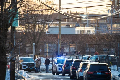 Joseph Prezioso / AFP Police stand outside the perimeter they created around the Dennis M Lynch Arena where a shooting occurred earlier today in Pawtucket, Rhode Island, on February 16, 2026. At least two people were killed and three wounded in a shooting at an ice rink in the northeastern US town of Pawtucket on Monday, authorities said, with social media footage showing frightened teenagers fleeing the sound of gunshots. "We have three deceased. The suspect, and then we have two victims, and then we have three at the hospital," said Pawtucket police chief Tina Goncalves told reporters after the incident. She added that initial investigations suggested the shooting was targeted and "may be a family dispute." (Photo by Joseph Prezioso / AFP)Editoria: CLJLocal: PawtucketIndexador: JOSEPH PREZIOSOSecao: crimeFonte: AFPFotógrafo: STR<!-- NICAID(16226693) -->