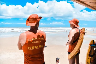 Passados exatos 30 dias do início da Operação Verão 22/23, o Corpo de Bombeiros Militar realizou o balanço dos dados da temporada atual. Este primeiro período, que engloba as festas de final de ano, sempre é motivo de atenção do Comando da maior operação da Corporação.  Segundo o Chefe de Operações da 6ª Operação Verão, Tenente-Coronel Isandré Antunes, o aumento dos números é um reflexo da conduta do banhista que, segundo ele, "tem adotado uma postura mais agressiva nas praias e no banho de mar", o que reflete em maiores intervenções físicas dos guarda-vidas, que precisam realizar o salvamento. Até o momento, foram 384 resgates e salvamentos em toda a temporada, que teve início em 17 de dezembro de 2022 – um aumento de 53% em comparação com a última operação - mesmo realizando 102.505 atividades preventivas, o famoso silvo de apito.<!-- NICAID(15328209) -->