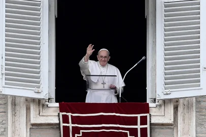 Pope Francis waves as he delivers the Sunday Angelus prayer from the window of his study overlooking St.Peter's Square at the Vatican on July 25, 2021. (Photo by Filippo MONTEFORTE / AFP)Editoria: RELLocal: Vatican CityIndexador: FILIPPO MONTEFORTESecao: religious leaderFonte: AFPFotógrafo: STF<!-- NICAID(14844426) -->