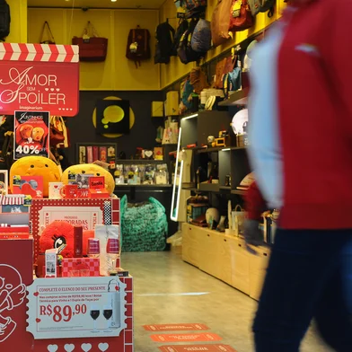 CAXIAS DO SUL, RS, BRASIL, 07/06/2023. Vitrines preparadas para o Dia dos Namorados no Shopping Villagio Caxias. (Bruno Todeschini/Agência RBS)Indexador: BTK<!-- NICAID(15450464) -->