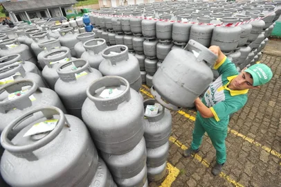 SANTA MARIA , RS , BRASIL , 02/03/2016Reajuste no preço do gás de cozinha FOTO JEAN PIMENTEL / AGÊNCIA RBS, GERAL<!-- NICAID(12050158) -->