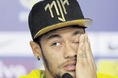 Neymar chorou ao comentar a lesão na coluna e anunciou torcida pela Argentina na final da Copa do Mundo