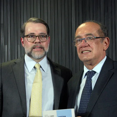 Ministro Dias Toffoli entrega livro ao presidente do TSE Gilmar Mendes<!-- NICAID(16234291) -->