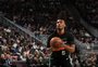 Com triplo-duplo de Castle, Spurs vencem oitava seguida e tiram Bucks dos playoffs da NBA