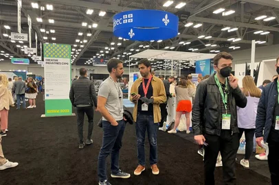 De volta ao Brasil um dia antes do previsto, o governador Eduardo Leite desembarca em São Paulo na manhã de hoje. Uma das últimas atividades em solo americano foi a visita a uma exposição sobre economia criativa na SXSW (foto).<!-- NICAID(15040369) -->