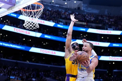 LOS ANGELES, CALIFORNIA - APRIL 03: Stephen Curry #30 of the Golden State Warriors attempts a layup against Jordan Goodwin #30 of the Los Angeles Lakers during the second half of a game at Crypto.com Arena on April 03, 2025 in Los Angeles, California. NOTE TO USER: User expressly acknowledges and agrees that, by downloading and or using this photograph, User is consenting to the terms and conditions of the Getty Images License Agreement.   Michael Owens/Getty Images/AFP (Photo by Michael Owens / GETTY IMAGES NORTH AMERICA / Getty Images via AFP)<!-- NICAID(16010062) -->