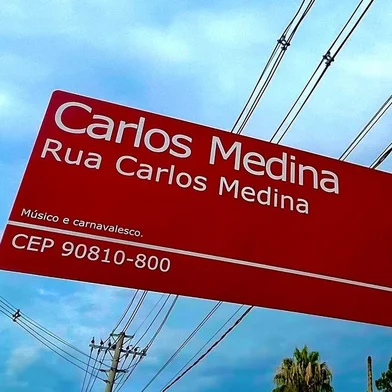 Considerado o maior expoente do samba gaúcho, o sambista Carlos Medina (1947 – 2011) teve seu legado devidamente homenageado. A placa de rua que leva o seu nome, localizada na esquina da avenida Padre Cacique, no bairro Praia de Belas, recebeu o tom vermelho, em alusão às cores da Imperadores do Samba, escola onde o intérprete conquistou seis títulos de Carnaval de Porto Alegre.<!-- NICAID(15350995) -->