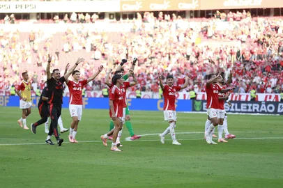 Jeff Botega / Agencia RBS PORTO ALEGRE, RS, BRASIL, 07-12-2025: Internacional vs RB Bragantino, no Beira-Rio, pelo Brasileirão Série A 2025. Técnico Abel Braga celebra com a torcida após salvar o Colorado do descenso. Foto: Jeff Botega/Agência RBS<!-- NICAID(16182197) -->