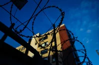 PORTO ALEGRE, RS, BRASIL, 11-06-2025: Assaltos violentos e furtos diversos acontecidos recentemente, expam a falta de segurança em bairros do quarto distrito de Porto Alegre. No bairro São Geraldo, moradores reforçam a segurança para evitar episódios de roubo. Foto: Renan Mattos / Agência RBS<!-- NICAID(16057860) -->