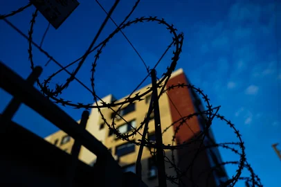 PORTO ALEGRE, RS, BRASIL, 11-06-2025: Assaltos violentos e furtos diversos acontecidos recentemente, expam a falta de segurança em bairros do quarto distrito de Porto Alegre. No bairro São Geraldo, moradores reforçam a segurança para evitar episódios de roubo. Foto: Renan Mattos / Agência RBS<!-- NICAID(16057860) -->