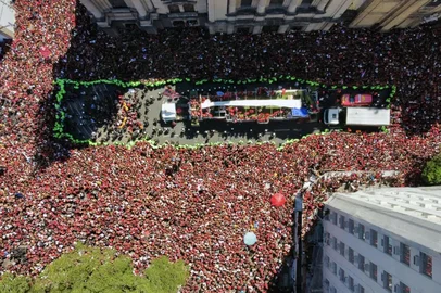 In this aerial view fans surround a bus carrying Flamengo's football team as it drives through Rio de Janeiro on November 30, 2025, a day after clinching the 2025 Copa Libertadores title. (Photo by Tercio Teixeira / AFP)<!-- NICAID(16177211) -->