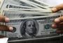 Com ajuda da "fábrica", dólar fecha abaixo de R$ 5 pela primeira vez em 10 meses