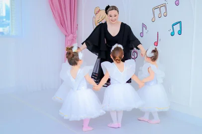 Espetáculo será realizado por bailarinas de dois a oito anos, do Reino Encantado do Ballet Flávia Thais. Apresentação aberta ao público ocorre dia 16 de dezembro, a partir das 10h30, no Espaço Nobre Eventos. Ingressos para as seis sessões estão à venda, com valores de R$ 25 a R$ 100De forma inédita, o Reino Encantado do Ballet Flávia Thais, com sede em Caxias do Sul, inova mais uma vez ao organizar a primeira versão do ballet ‘O Lago dos Cisnes’, remontada exclusivamente por crianças de dois a oito anos. No dia 16 de dezembro, no Espaço Nobre Eventos, a comunidade de Caxias do Sul e região poderá apreciar o espetáculo ‘Auláculo - O Lago dos Cisne’, com a apresentação de 47 bailarinas.Os shows das turmas serão divididos por idades para respeitar a fase de desenvolvimento das crianças. O espetáculo será intercalado em seis sessões, que ocorrem das 10h30 até as 20h. Para participar do evento, o investimento é de R$ 100 (inteiro), R$ 50 (meia entrada), R$ 25 (crianças de dois a nove anos), com acesso a todas as apresentações. Os ingressos podem ser adquiridos antecipadamente por meio do WhatsApp (54) 9.9168.4467.LEGENDA: Idealizadora do Reino Encantado do Ballet Flávia Thais, Flávia Thais de Abreu, é bailarina e professora, referência no Brasil e exterior devido à sua abordagem lúdica voltada para crianças<!-- NICAID(15610981) -->